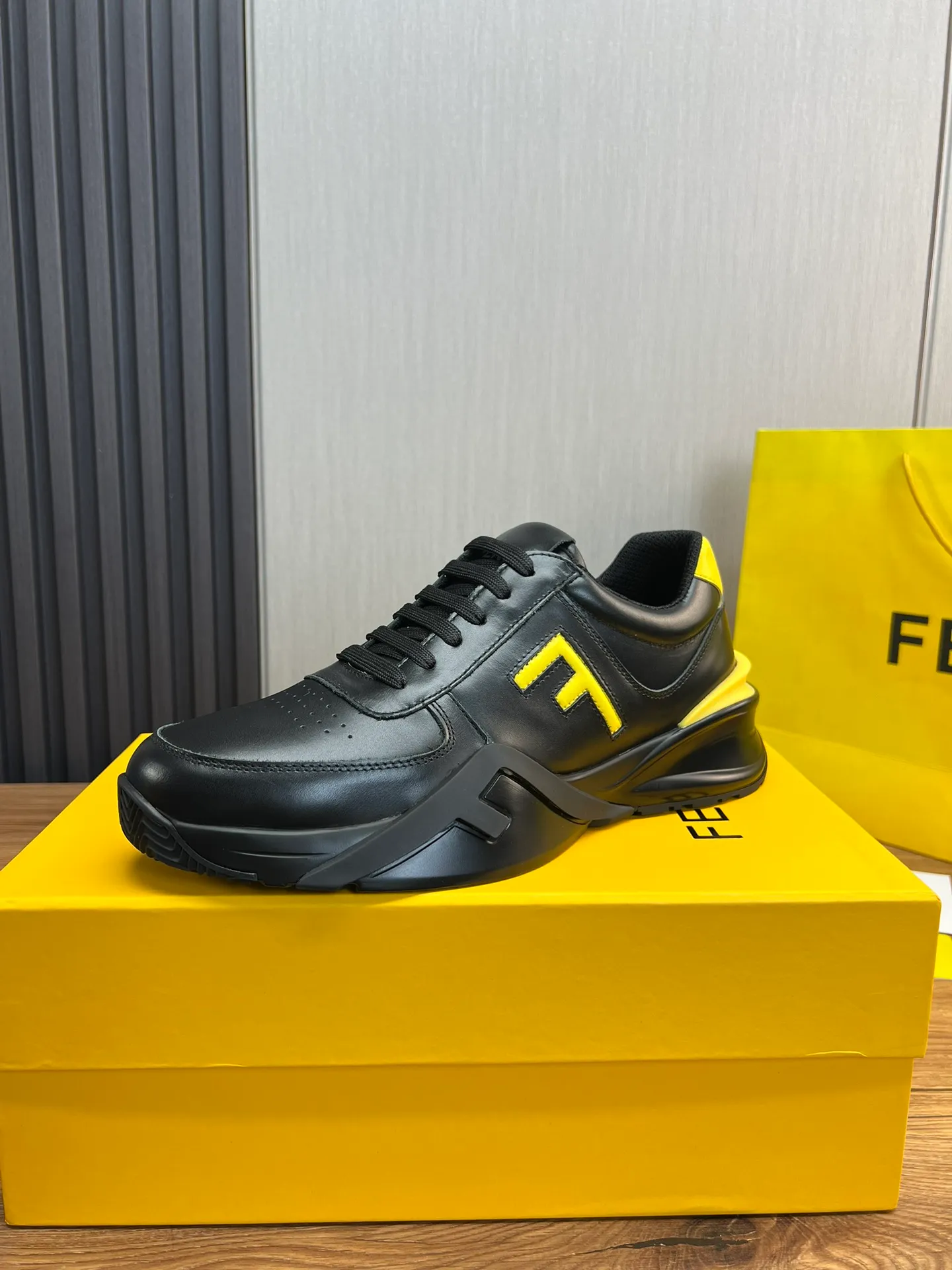 Men's shoes 💰520💰 Fendi [Fendi] hot style is on the market 🔥Fashionable casual men's shoes 🔱 Made of original cowhide + breathable mesh lining + sheepskin feet, perfect shape, top quality, you deserve it 🔜Original outsole, ultra-light, non-slip and wear-resistant 👣 Standard size 38-44 (customized in 45)